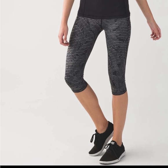 Lululemon Run‎ Top Speed Crop Luxtreme Striped Tropical Legging - Picture 1 of 10